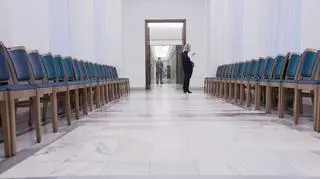 Częściowo zamknięty Sejm