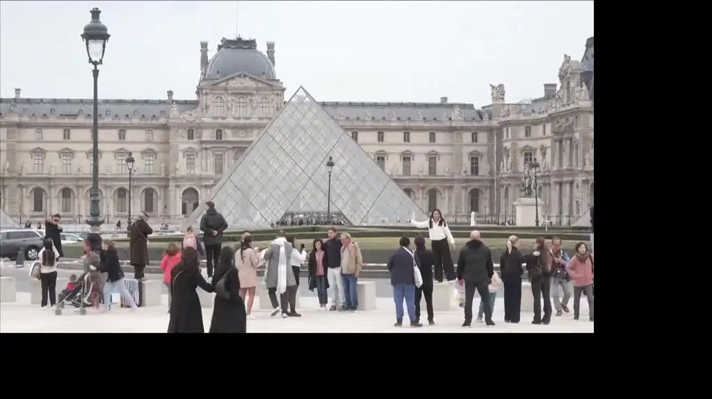 Louvre after robbery