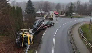 Kierowca ciężarówki z lawetą stracił panowanie nad pojazdem