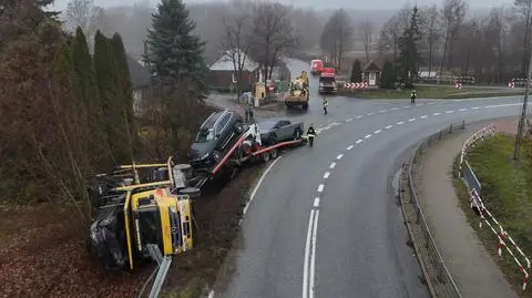 Kierowca ciężarówki z lawetą stracił panowanie nad pojazdem