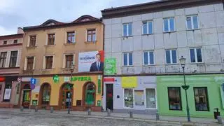Baner Rafała Trzaskowskiego w wadowickiej kamienicy, w której mieści się biuro PSL