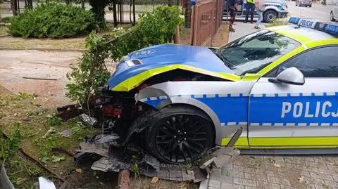 Policyjny Mustang rozbity