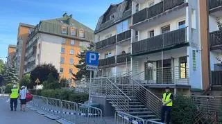 Działania policji na miejscu pożaru w Ząbkach
