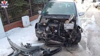 Wjechał na torowisko, uderzył w bok lokomotywy