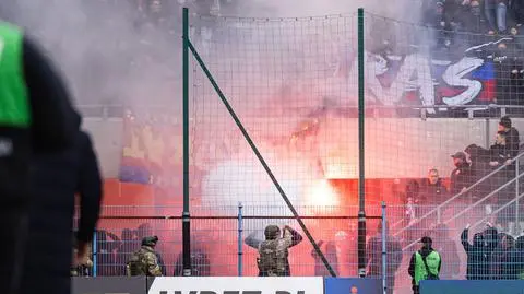 Skandal podczas meczu Ekstraklasy. Kibice gości zdemolowali stadion