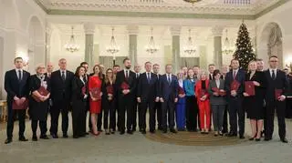 Andrzej Duda i Donald Tusk z ministrami po powołaniu rządu, 13 grudnia 2023 roku