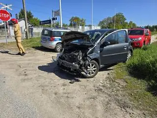 Samochód uderzył w bok lokomotywy