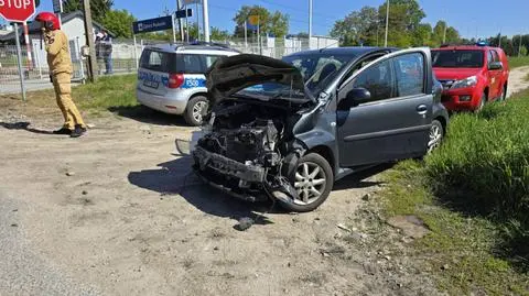 Samochód uderzył w bok lokomotywy