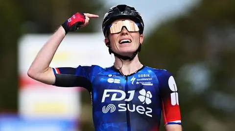 Liderce Vuelty łamał się głos. Wyjaśniła, co oznaczał jej gest na mecie