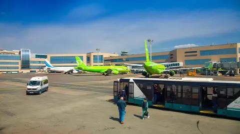 lotnisko penza rosja - PalSand shutterstock_2207939209