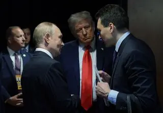 Władimir Putin i Donald Trump przed konferencją prasową