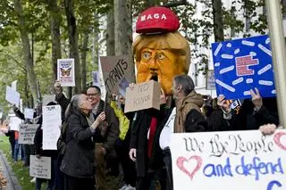 Protest przeciw polityce Donalda Trumpa przed ambasadą USA w Brukseli, zorganizowany przez organizację Democrats Abroad 