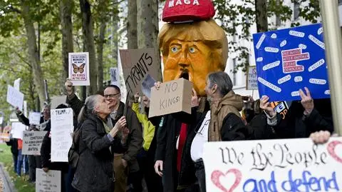 Protest przeciw polityce Donalda Trumpa przed ambasadą USA w Brukseli, zorganizowany przez organizację Democrats Abroad 