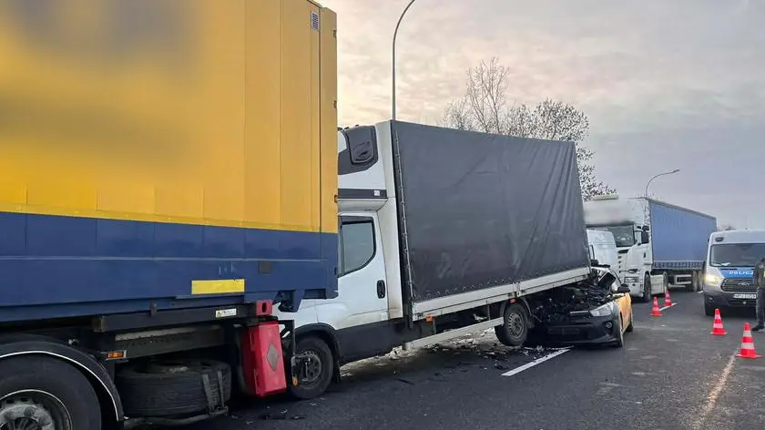 Zderzyły się cztery pojazdy, dwie osoby są ranne