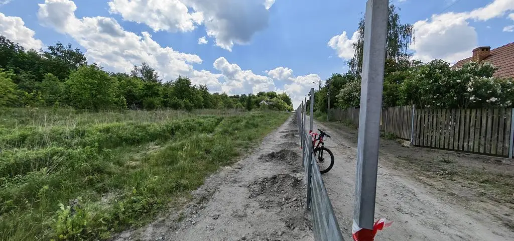 Dlaczego na środku ulicy stoi płot?