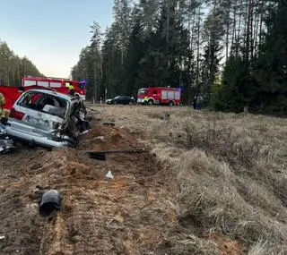 Zderzenie auta z szynobusem na niestrzeżonym przejeździe kolejowym, nie żyje kierowca seata