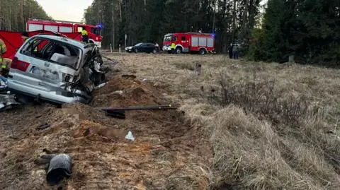 Zderzenie auta z szynobusem na niestrzeżonym przejeździe kolejowym, nie żyje kierowca seata