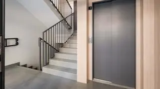 Ciało kobiety w windzie. Znajomi 27-latki oskarżeni