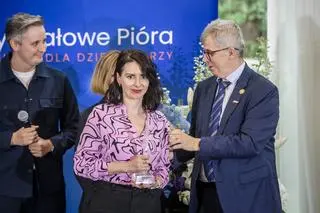 Iga Dzieciuchowicz ze statuetką w konkursie "Kryształowe Pióra"