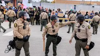 Funkcjonariusze stanowej policji w trakcie demonstracji w Broadview pod Chicago