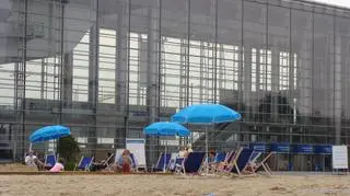 Plażowicze pod MTP