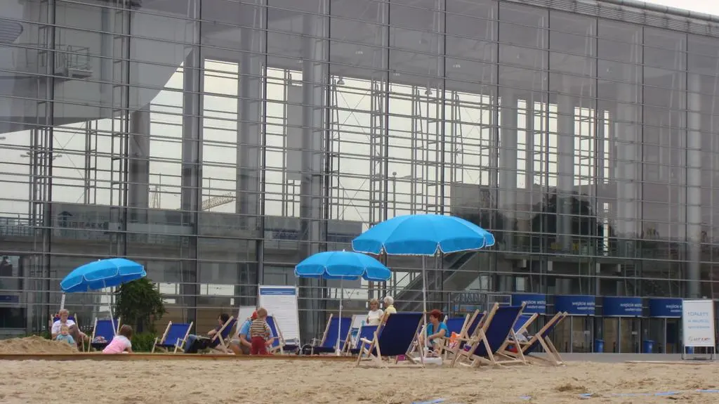 Plażowicze pod MTP