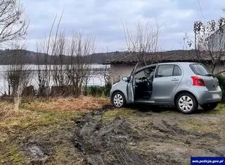 Bez prawa jazdy zabrał kolegów na przejażdżkę autem dziadka