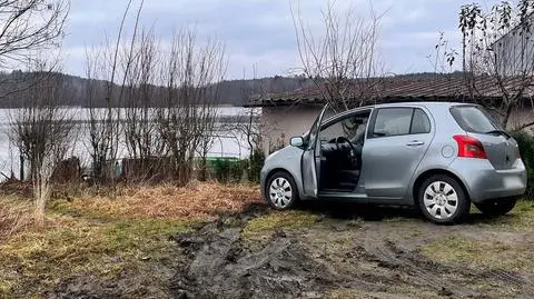 Bez prawa jazdy zabrał kolegów na przejażdżkę autem dizadka