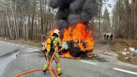 Samochód stanął w płomieniach, podróżowały nim cztery osoby