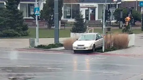 Wjechał na torowisko, uderzył w drzewo. Mówił, że "bolały go oczy"