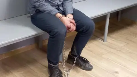 Mężczyzna zaatakował dwie osoby i uszkodził pięć aut