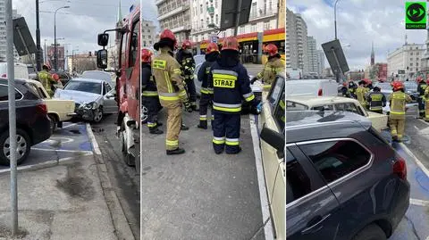 Dwa zderzenia z udziałem tego samego auta. "Porzucili mercedesa i oddalili się w kierunku metra"