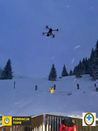 Ratownicy dronem wysłali koce i ogrzewacze