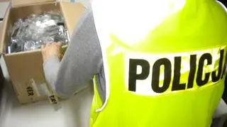 Policja przechwyciła kilka kartonów monet i opakowań