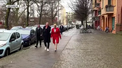  fragmenty z panią w czerwonym