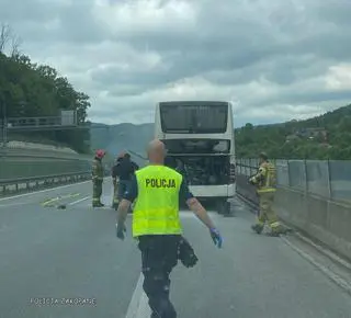 Policjant ugasił płonący autokar na zakopiance