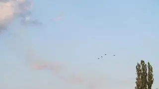 Bojowe samoloty F-16 nadlatują nad Wrocławską Fontannę Multimedialną. Przelotowi akompaniuje ponad 200 osobowa orkiestra z Polski i USA.