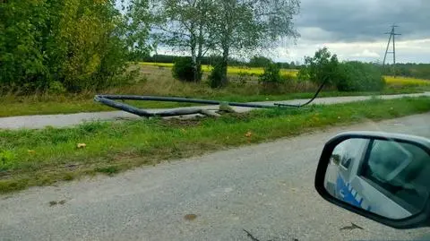 Samochód leżał na dachu, obok stały cztery nietrzeźwe osoby
