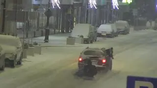 Auto ciągnęło dwie osoby na oponach