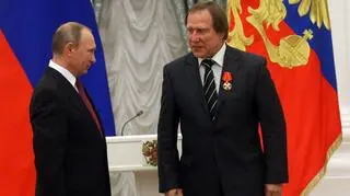 Prezydent Rosji Władimir Putin wręcza order biznesmenowi i wiolonczeliście Siergiejowi Rołduginowi podczas uroczystości wręczenia nagród państwowych na Kremlu w Moskwie, Rosja, 22 września 2016 roku. 