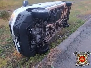 Auto przewróciło się na bok