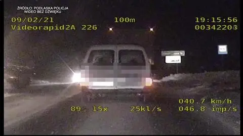 Wyprzedzał na linii ciągłej i na zakręcie. Nie wiedział, że jadą za nim policjanci