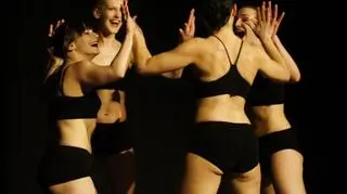 W tym roku oprócz przedstawień kameralnych i wielkich widowisk, pokazów klaunów i akrobatów prezentowane są spektakle teatru tańca