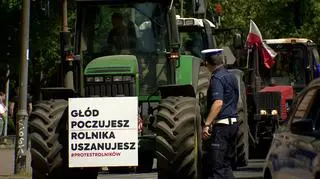 Rolnicy protestują pod gmachem urzędu na Wałach Chrobrego