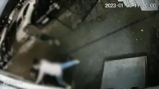 Trzymała drzwi. Pomogli jej przechodnie