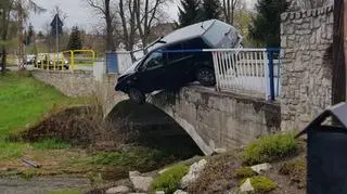 Auto zawisło na moście