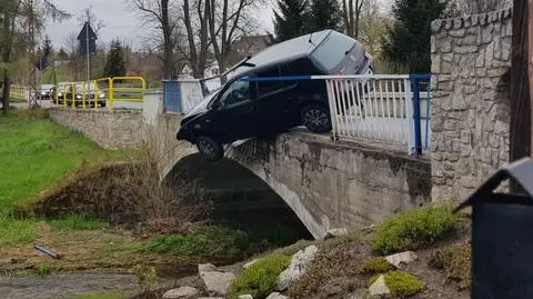 Uderzył w barierki na moście i zawisł nad rzeką