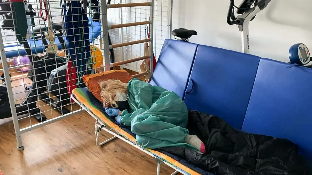 "Zostawiono nas z ciężkimi przypadkami i z tym chorym personelem, wycieńczonym"