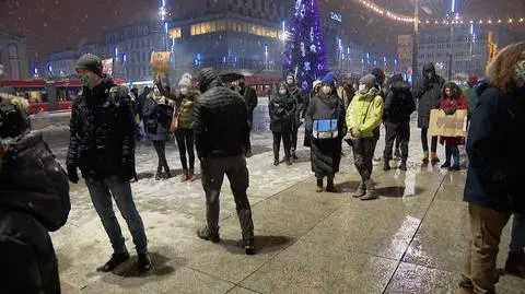 "Nie może być tak, że odbierają nam wolność". Protesty w największych polskich miastach i małych miasteczkach