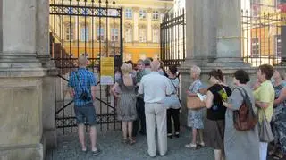 Kolejka chętnych do obejrzenia wystawy wychodziła za bramę muzeum 